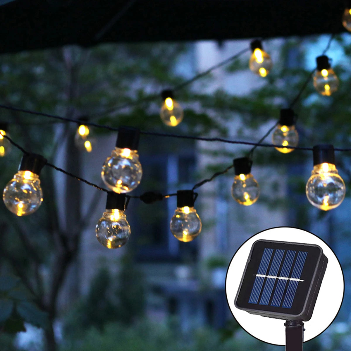 Guirlande lumineuse à ampoules globes alimentées par énergie solaire, suspendues en extérieur.
