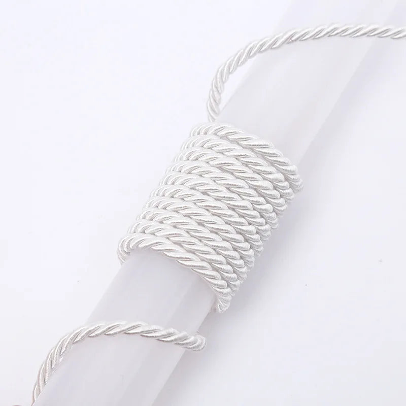 Ein weißes Polyester-geflechtetes Kabel ist um ein zylindrisches weißes Objekt gewickelt.