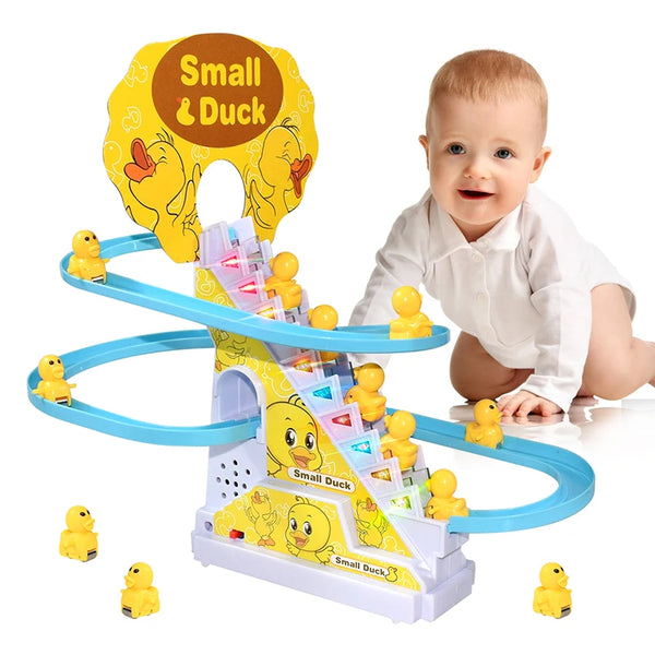 Ein Baby interagiert mit einem gelb-blauen elektrischen Entenspielzeug zum Klettern auf einer Rennstrecke.