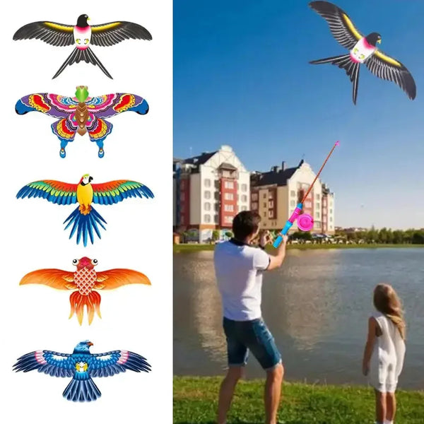 Buntes, faltbares Papierdrachentier-Flugzeug fliegt am blauen Himmel in der Nähe eines Gewässers.