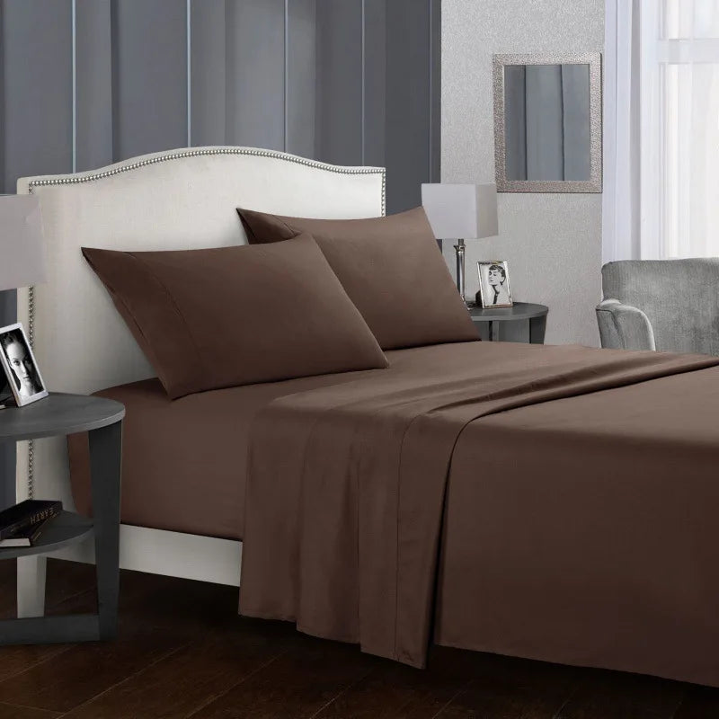 Un ensemble de linge de lit en microfibre marron avec une tête de lit rembourrée blanche et des literies dans une chambre mod