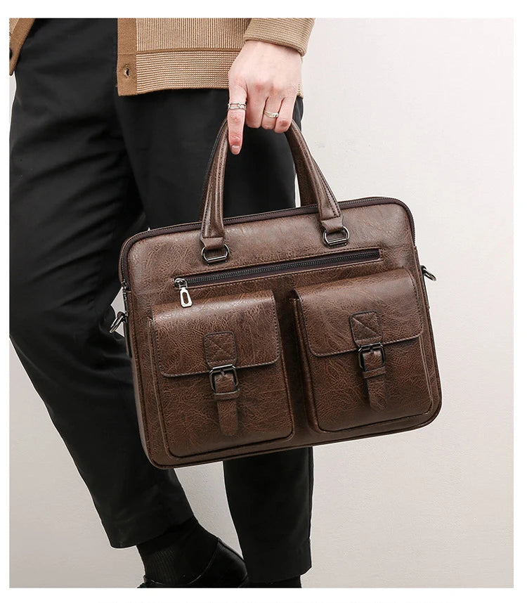 Braunes Herren-Business-Etui aus Kunstleder, gehalten von einer Person in schwarzen Hosen und beigener Jacke.