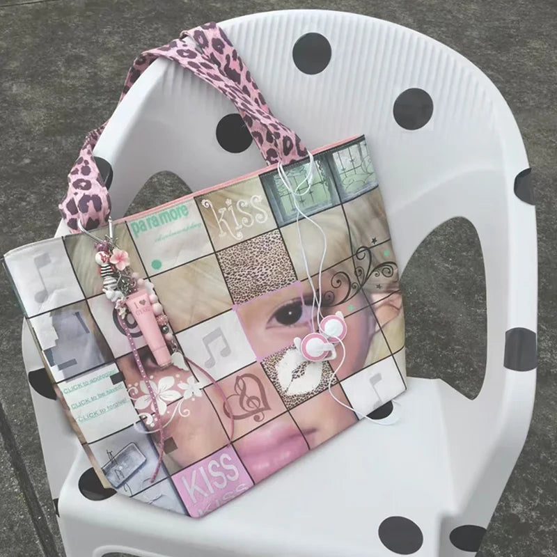 Patchwork-Tasche mit Leopardenmuster und verschiedenen Texturen auf einem weißen Plastikstuhl.