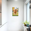 Gerahmtes Foto eines Golden Retrievers, der auf einer weißen Wand in einem grasbewachsenen Feld rennt.