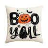 Almohada decorativa con gráficos de Halloween en negro y naranja, incluyendo calabazas, murciélagos y texto espeluznante.