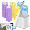Têtes de brosse de toilette jetables violettes et jaunes avec une longue poignée, à côté d'un conteneur de nettoyage.
