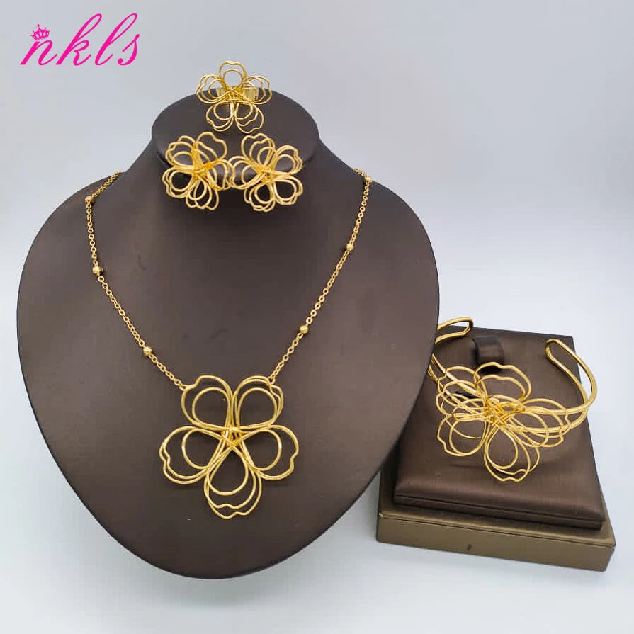 Goldplattierte Blumenschmuckset für Damen mit Halskette und Ohrringe auf dunkem Ständer.