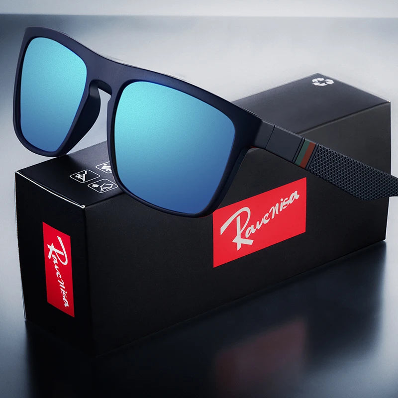 Un par de gafas de sol cuadradas vintage y polarizadas negras sobre una caja negra.