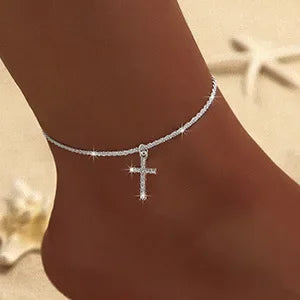 سوار فضي رقيق من زركون يُلبس على الكاحل.