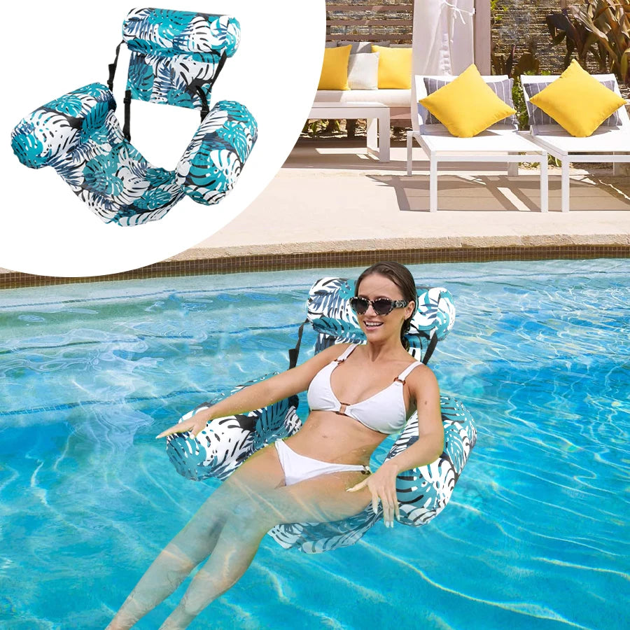 Eine Frau entspannt in einer blauen aufblasbaren Wasser-Hängematte in einem Schwimmbecken.