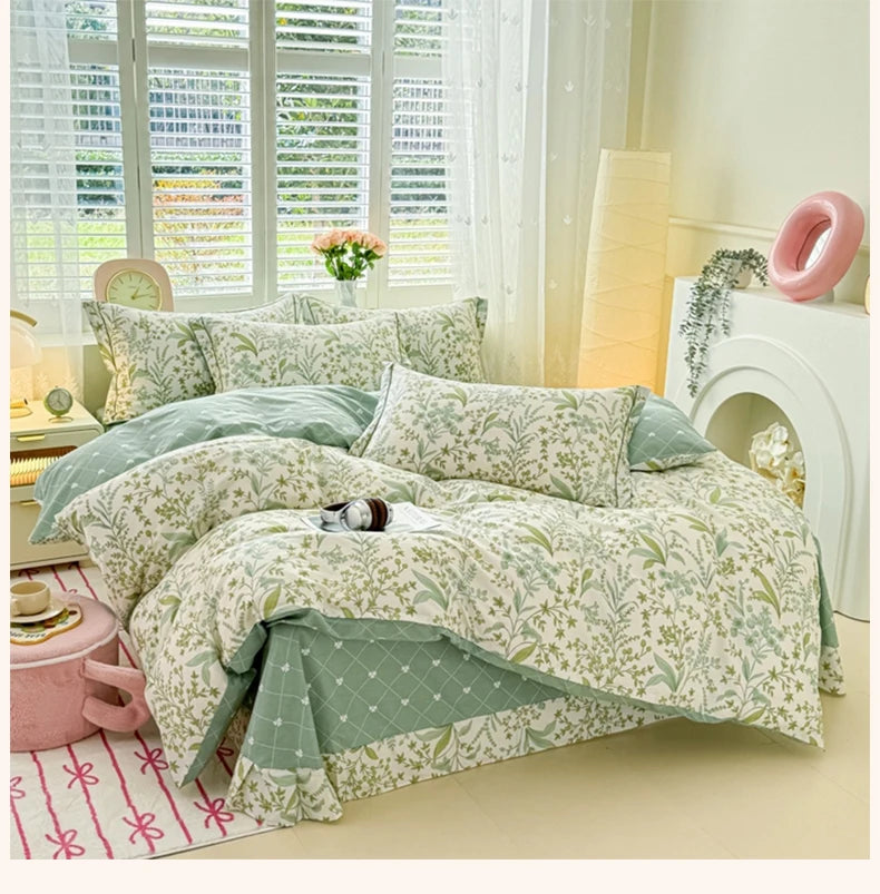 Helles grün-lavendelfarbenes Blumen-Duvetcover auf einem Bett mit durchscheinenden weißen Vorhängen und natürlichem Licht.