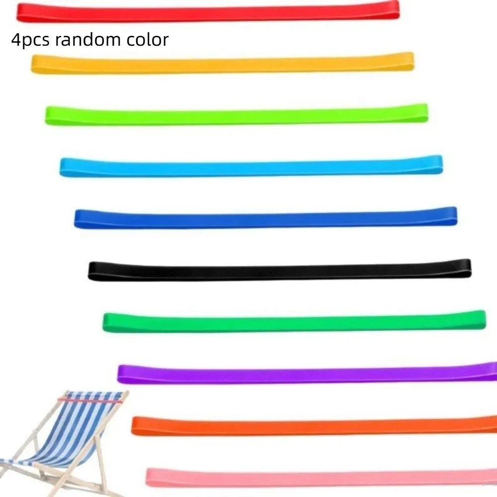 Una colección de bandas de silicona coloridas y una silla de playa a rayas, exhibidas contra un fondo blanco.
