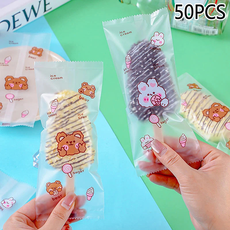 Eine Hand hält mehrere klare, lebensmittelechte Eis- und Zucker-Popsicle-Aufbewahrungstaschen.