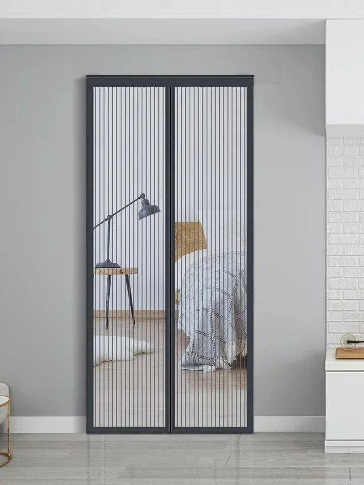 Rideau moustiquaire magnétique gris foncé moderne avec lattes métalliques verticales, installé dans un cadre de porte vitrée.