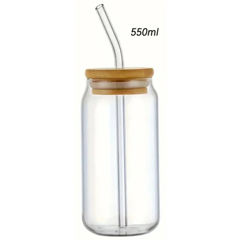 Vaso de vidrio con forma de cerveza y tapa de bambú con pajita