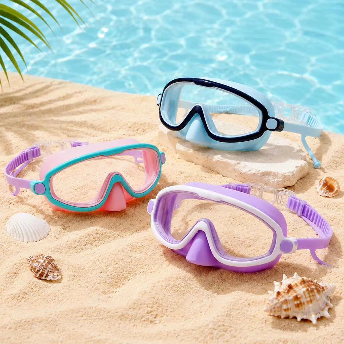 Collection de lunettes de natation pour enfants roses, violettes et bleues sur une plage de sable avec de l'eau claire en arr
