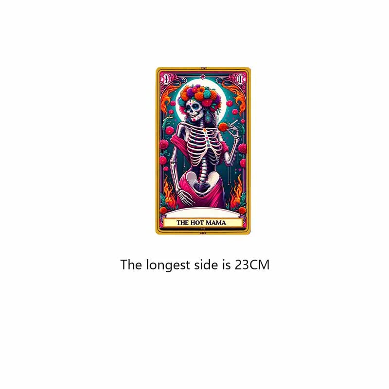 Carte de tarot avec un crâne et un squelette entourés de fruits et de fleurs colorés.