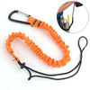Sangle élastique orange avec un clip noir et des extrémités lâches, vue en gros plan.