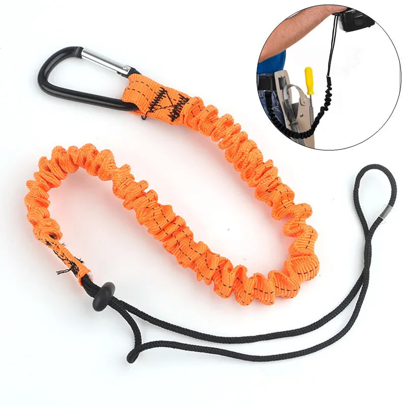Sangle élastique orange avec un clip noir et des extrémités lâches, vue en gros plan.