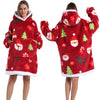 Eine Frau modelliert einen roten, weihnachtlichen Patchwork-Übergröße-Fleece-Hoodie mit weißem Rand und grünen Akzenten.