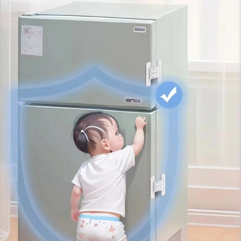 Ein Baby interagiert mit einer Kühlschranktür mit Sicherheitsverriegelungen.