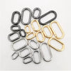 Eine Sammlung ovaler federförmiger O-Ring-Schnallen in verschiedenen Finishes wie Silber, Gold und Schwarz.