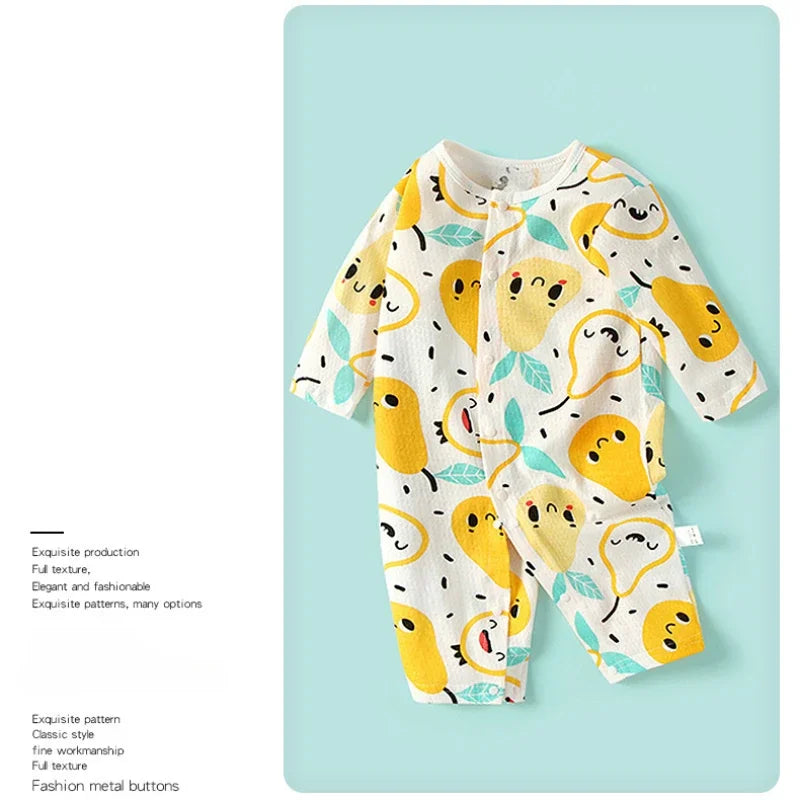 Prenda de bebé o niño con estampado amarillo y blanco y diseños de caras adorables.