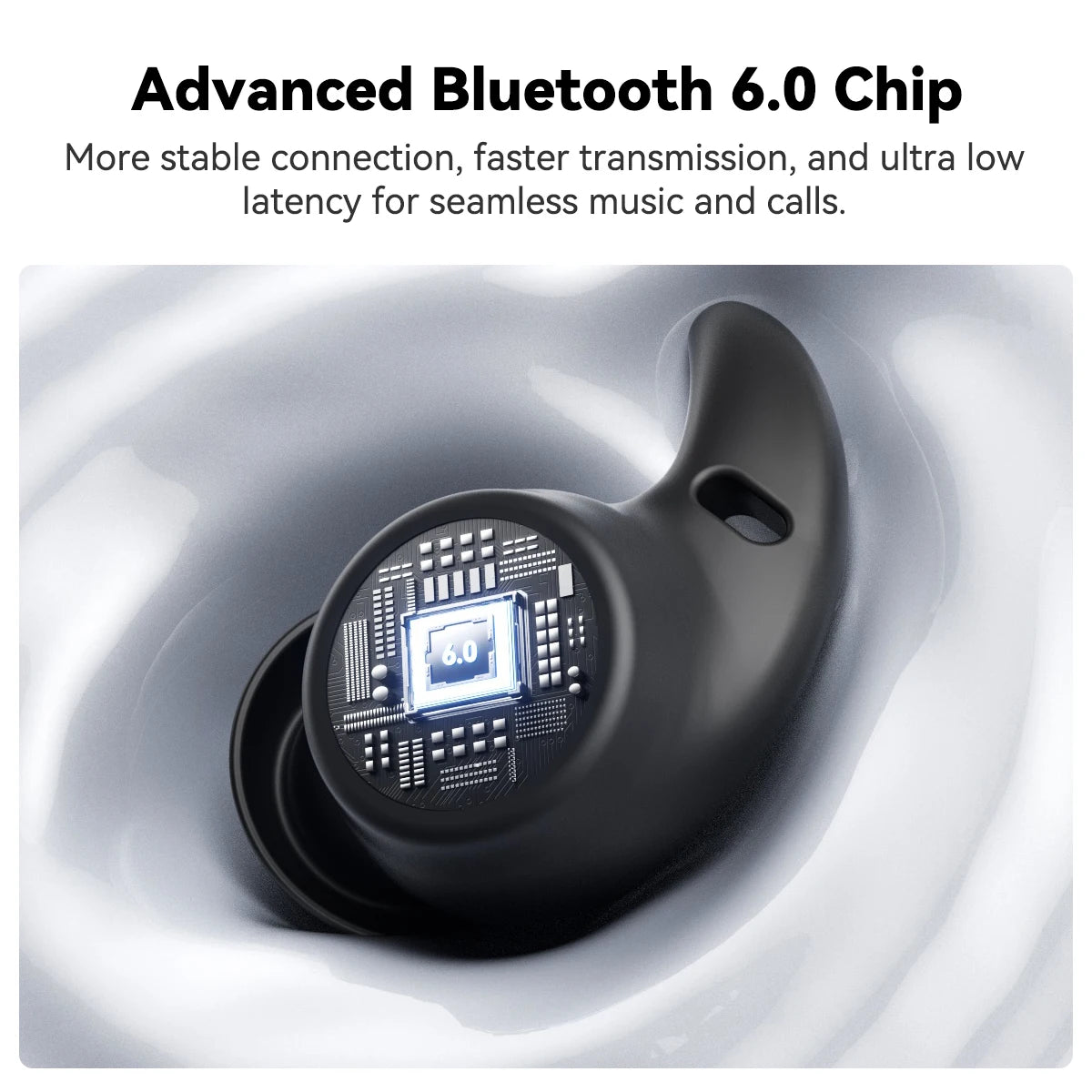 Vista cercana de un auricular negro mostrando el chip Bluetooth 6.0 avanzado en su superficie.
