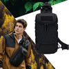 Un sac de tactique noir MOLLE à l'épaule à côté d'un homme en veste marron portant un sac similaire.