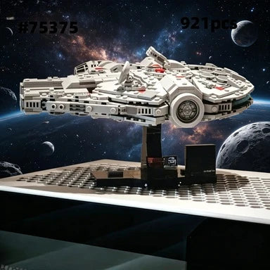 Modelo detallado de la nave Millennium Falcon de LEGO contra un fondo de espacio estrellado.