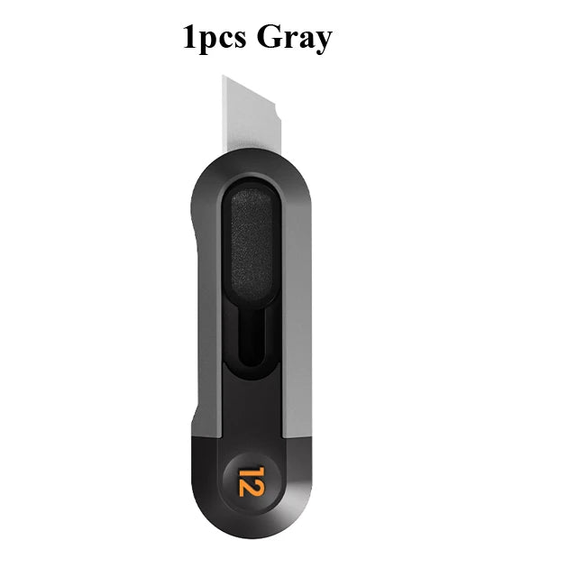 Un couteau utilitaire compact gris avec manche noir et lame visible.