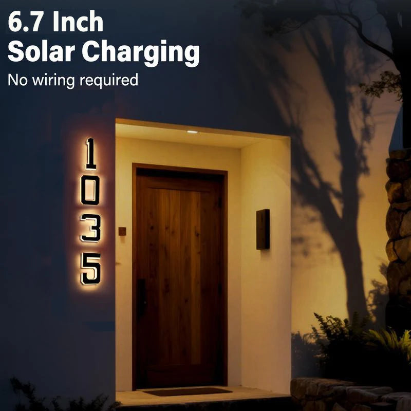 Primer plano de una puerta de madera con un número de casa iluminado 1035 montado en la pared.