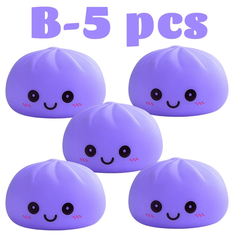 Cinco juguetes blandos de dumplings morados brillantes mostrados individualmente