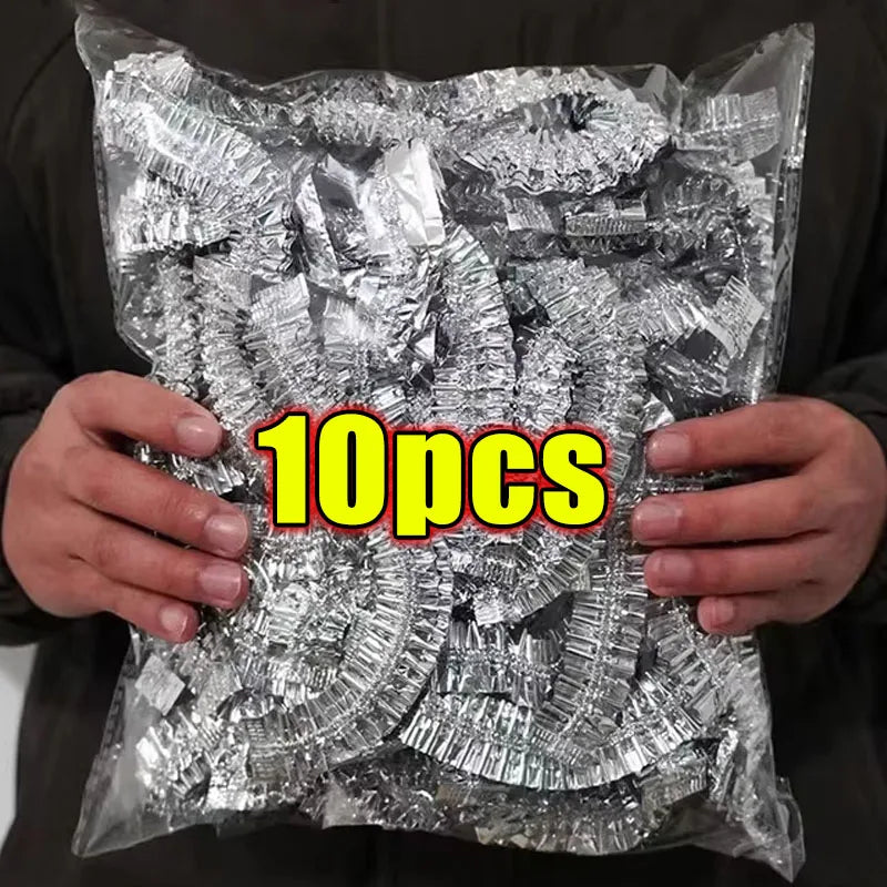 Eine Hand hält einen durchsichtigen Plastikbeutel mit zehn wiederverwendbaren Aluminium-Essacks zur Wärmespeicherung.
