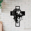 Silhouette de la tête et de la barbe de Jésus en métal noir avec un contour de croix sur un mur de briques blanches
