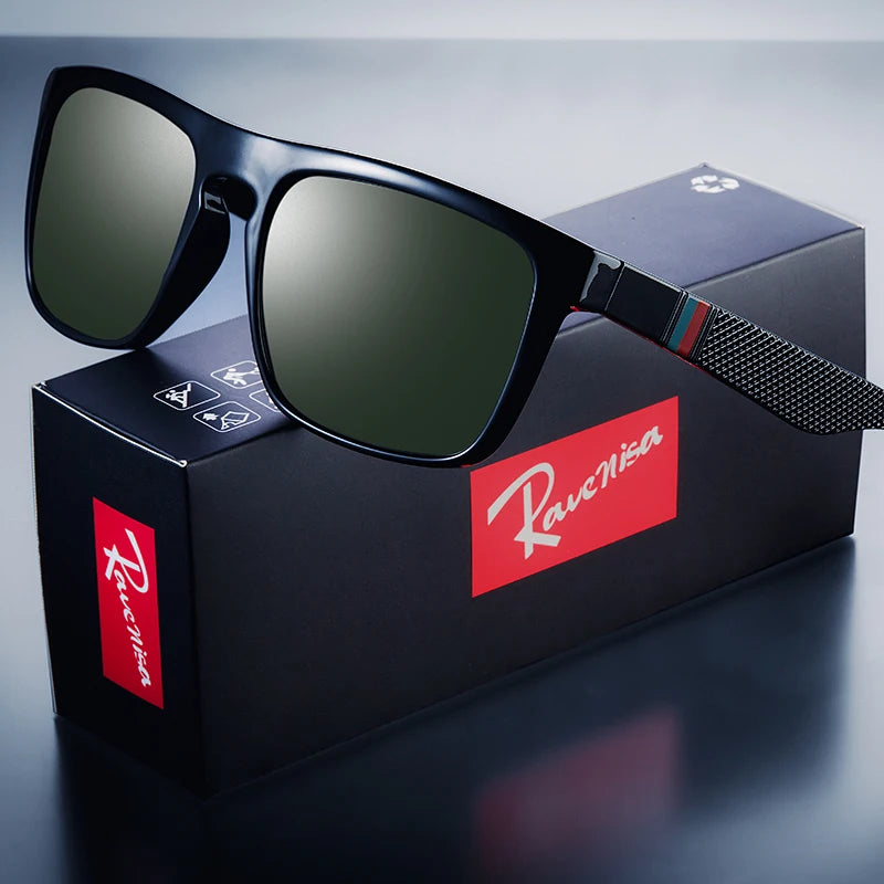 Un par de gafas de sol cuadradas vintage negras sobre una caja oscura con marca roja.