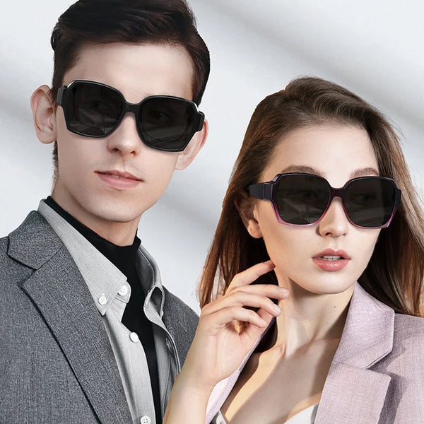 Mann und Frau modellieren UV400 Sonnenbrillen in einem Studio.