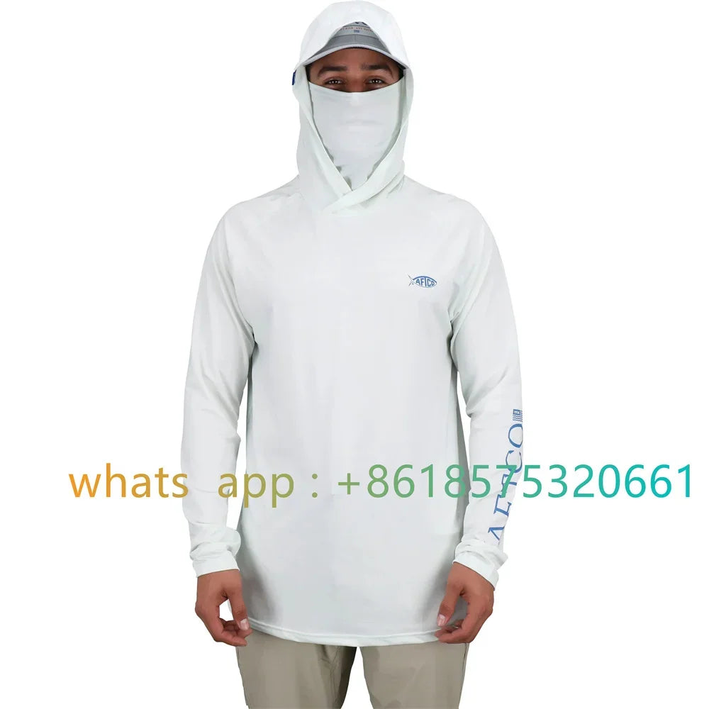 Un hombre vistiendo una camisa de manga larga blanca UPF 50+ para pesca y senderismo con capucha.