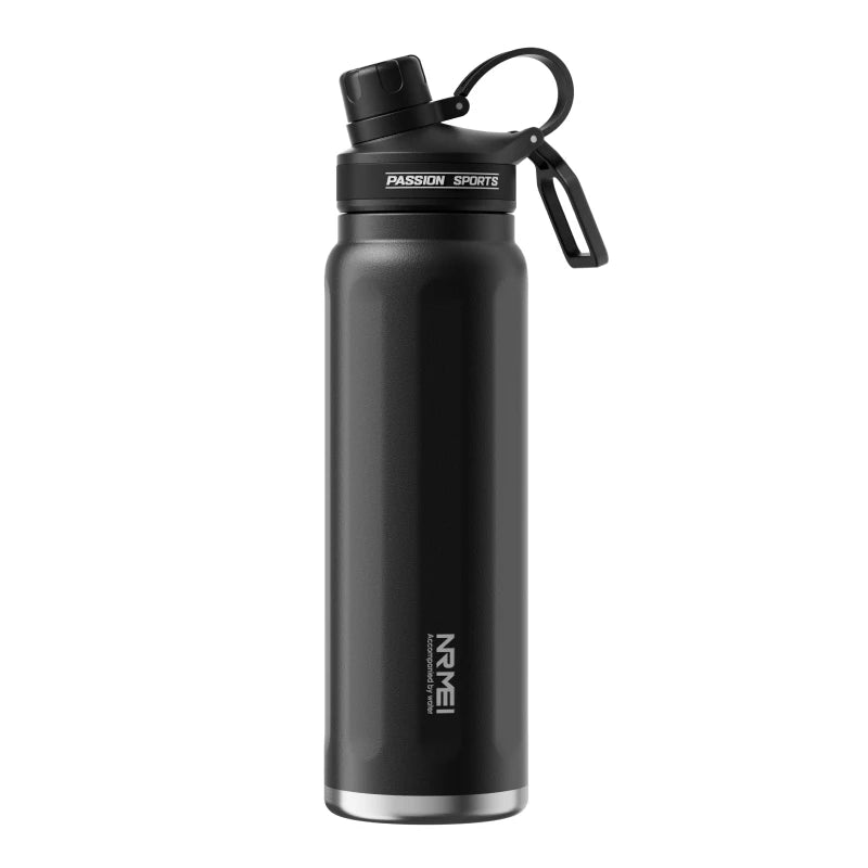 Botella de agua de acero inoxidable aislada, negra, con tapa negra y marca deportiva.