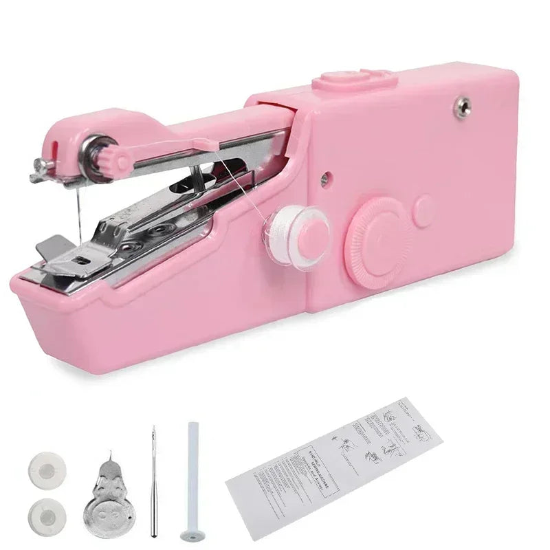Pinke tragbare Mini-Nähmaschine mit Metallkörper und Kunststoffteilen neben Zubehör.