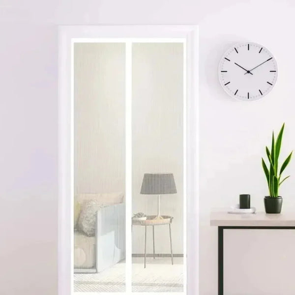 Puerta o ventana de vidrio con marco blanco y patrón de malla vertical, reflejando el interior de una habitación.