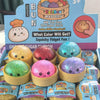 Eine Box bunter glitzernder Dumpling-Squishy-Fidget-Spielzeuge in verschiedenen Schattierungen und Farben.