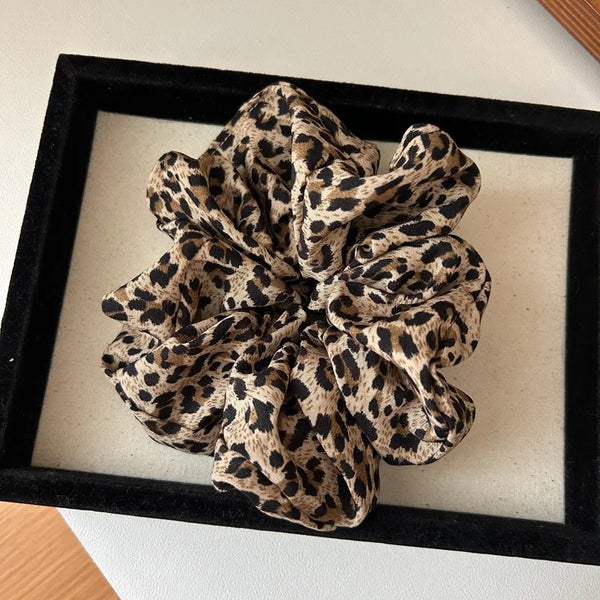 Goma chicle de tela con estampado de leopardo en un lazo.