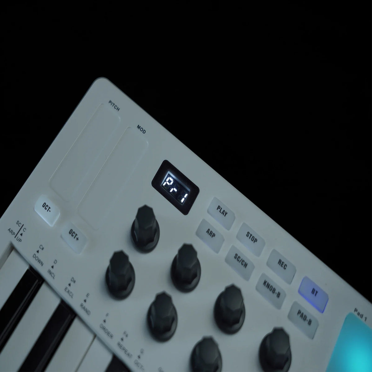 Portable 25-Key MIDI Controller with Pads and Wireless Connectivity