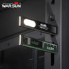 Eine tragbare LED-Taschenlampe mit magnetischer Basis, montiert in einem dunklen Schrank.