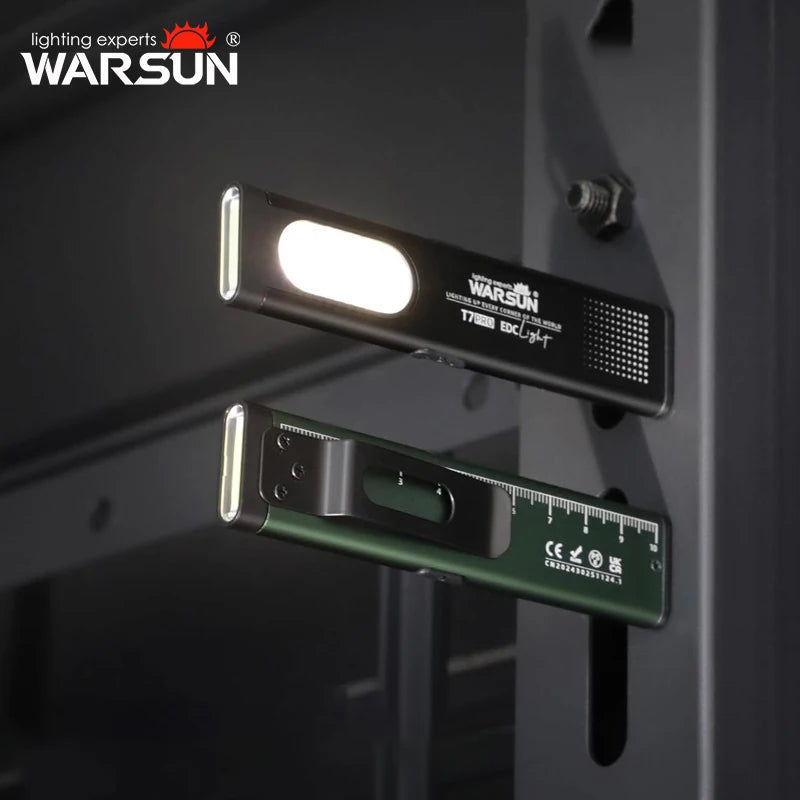Eine tragbare LED-Taschenlampe mit magnetischer Basis, montiert in einem dunklen Schrank.