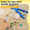Eine Hand hält ein buntes Stressball-Kit mit kleinen Schaum- und Flüssigkeitssphären auf einer Holzoberfläche.