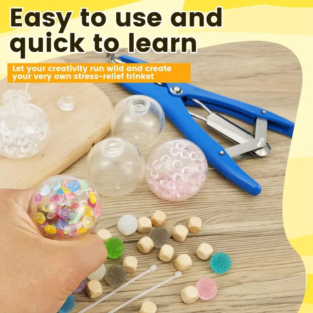 Eine Hand hält ein buntes Stressball-Kit mit kleinen Schaum- und Flüssigkeitssphären auf einer Holzoberfläche.