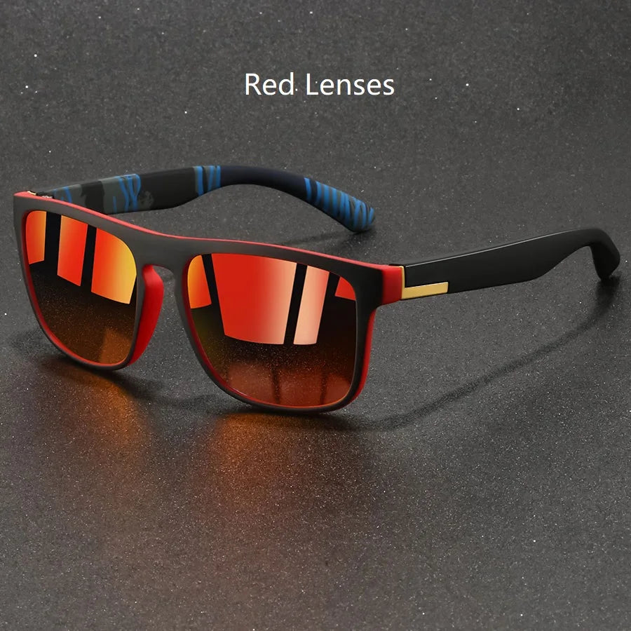 Un par de gafas de sol cuadradas vintage con lentes rojos y monturas negras sobre una superficie oscura.