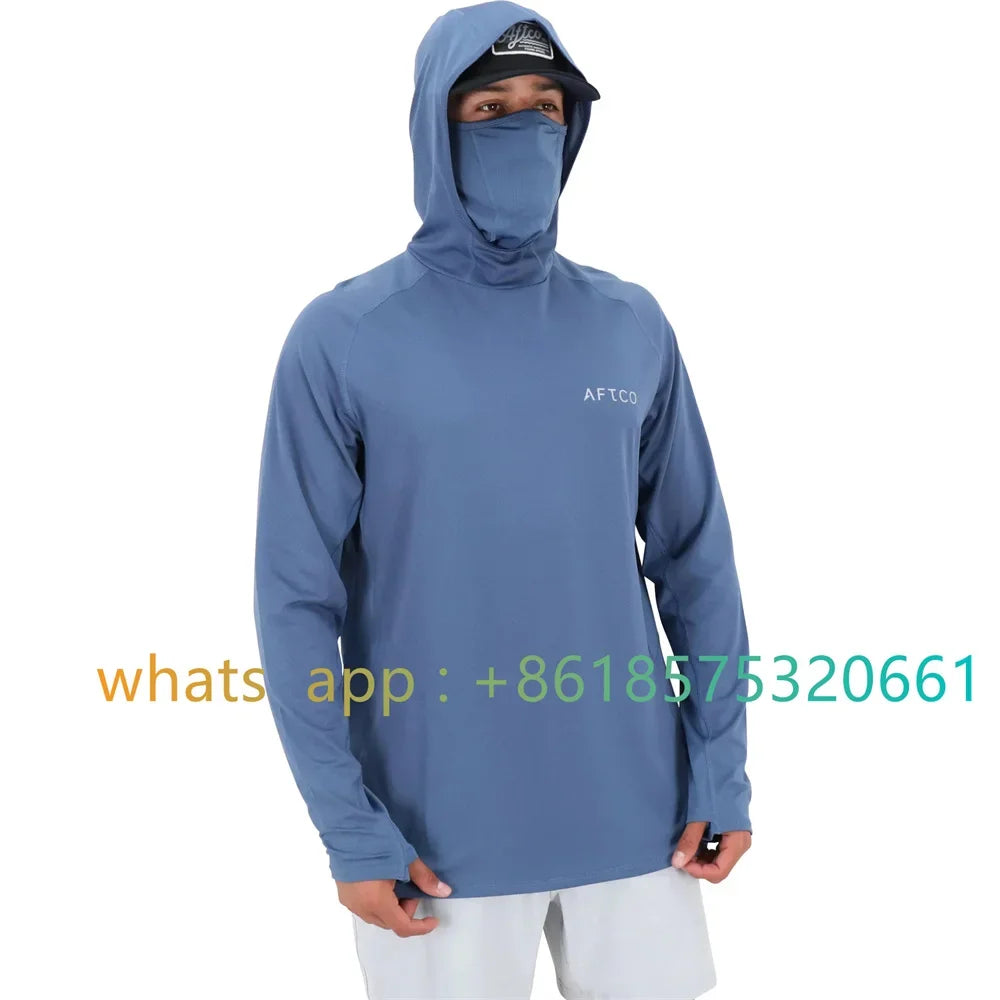 Un hombre vistiendo una camisa de manga larga azul UPF 50+ para pesca y senderismo con capucha.